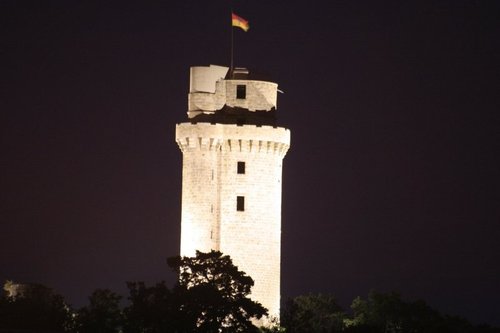 La tour en pleine nuit